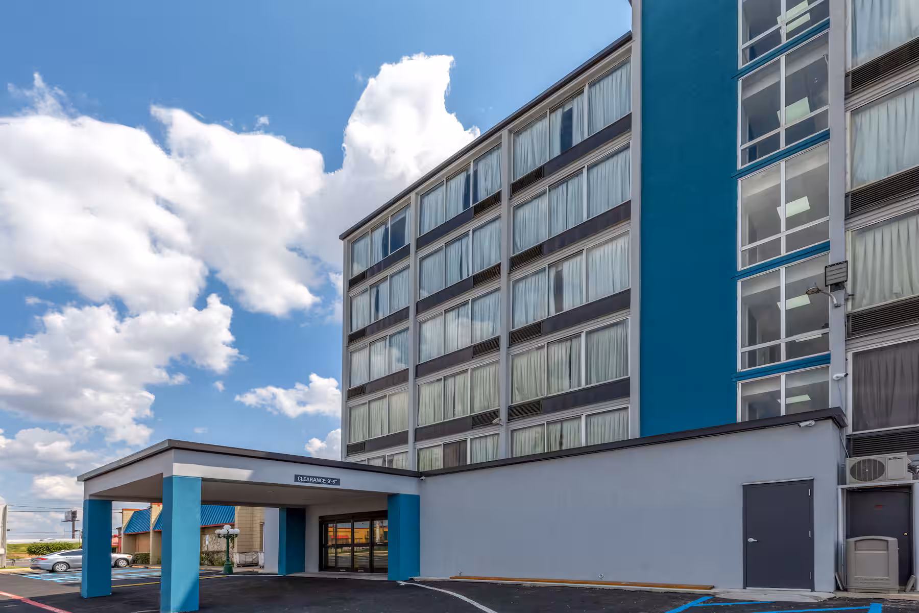 Hotel Rooms Near Mall del Norte
